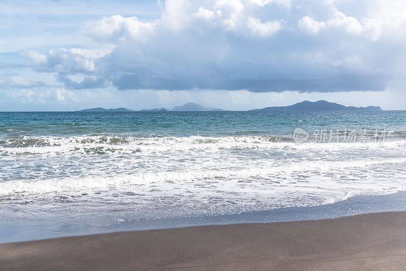 瓜德罗普岛的Basse Terre，海滩全景